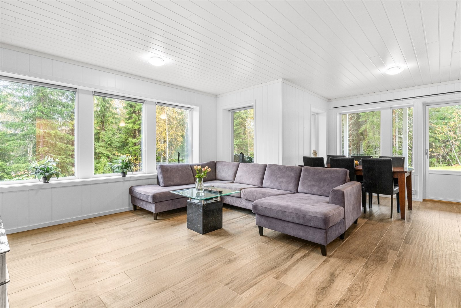 De store vinduene som vender ut mot hagen bringer et fint dagslys inn. Galleribilde