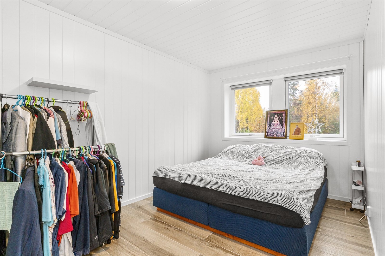 Soverommene i underetasjen har malt panel på vegg i en lys fargetone, rommene har god plass til seng, garderobeskap og skrivepult. Galleribilde