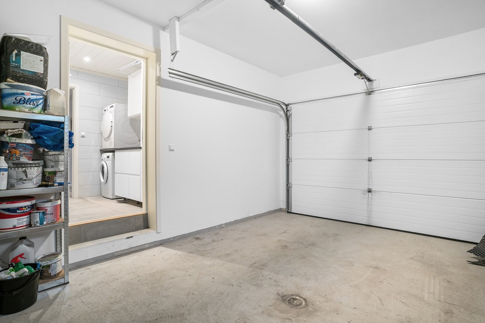 Praktisk innredet vaskerom som ligger i tilknytning til garasjen i 1.etasje. Galleribilde