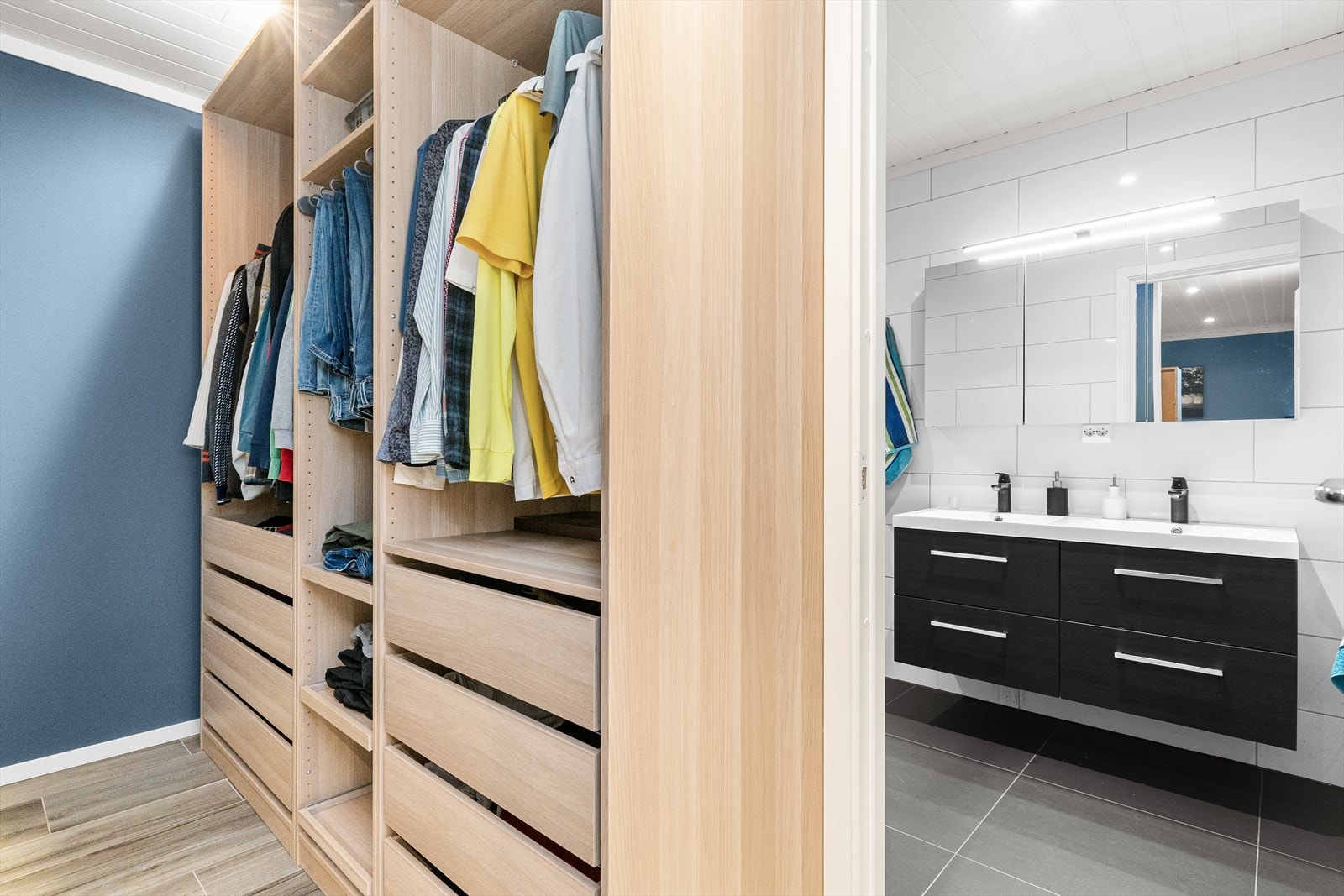 I tilknytning til soverommet finnes et walk-in closet innredet med Ikea Pax-system, perfekt for oppbevaring av klær, sko og diverse tilbehør. Galleribilde