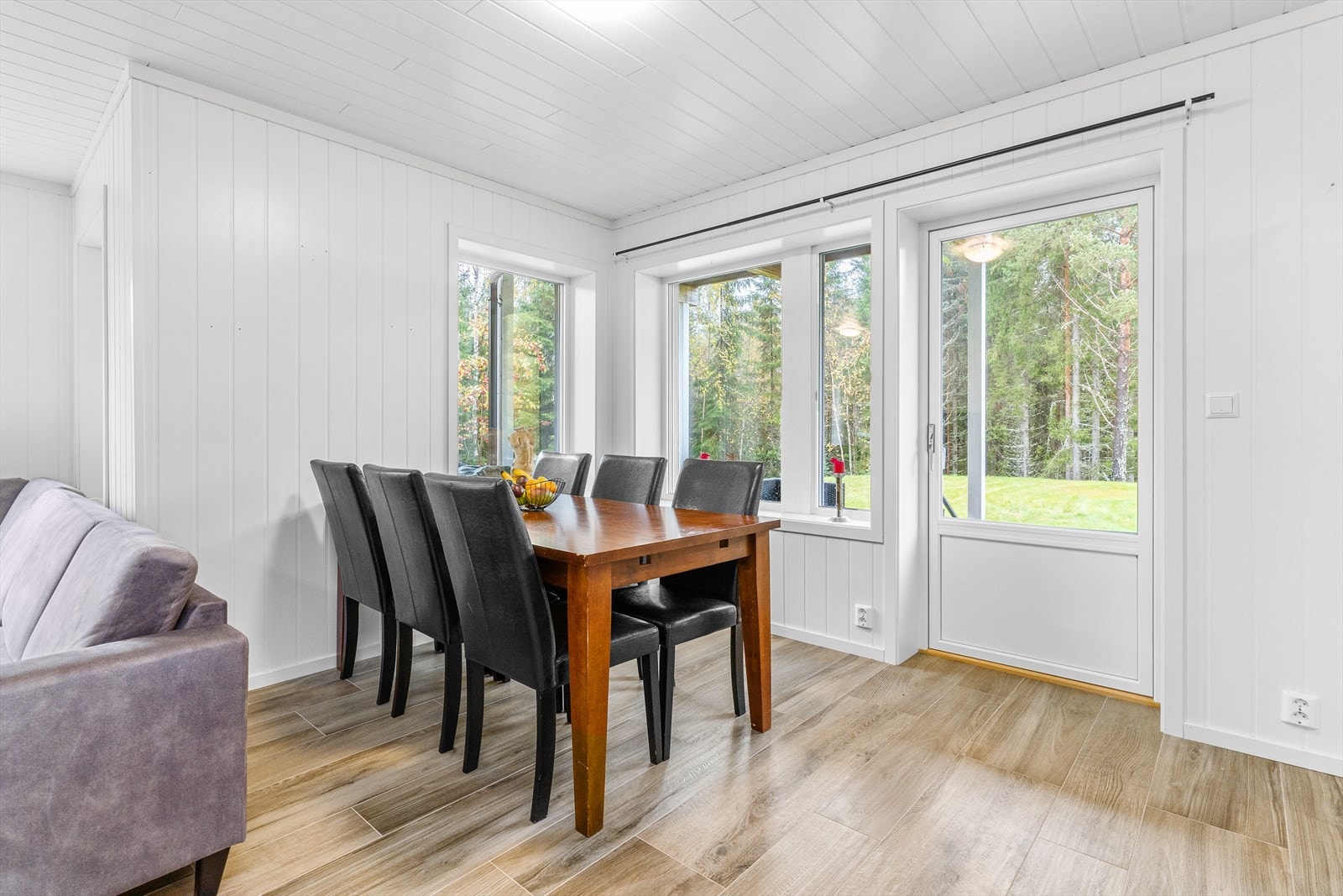 Fra stuen er det utgang til en koselig overbygd terrasse med god plass til sittegruppe. Galleribilde