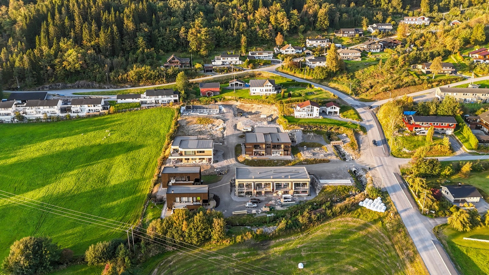 Det nye byggefeltet inneholder både leiligheter, eneboliger og tomannsbolig. Veier blir asfaltert og feltet har også egen lekeplass. Galleribilde