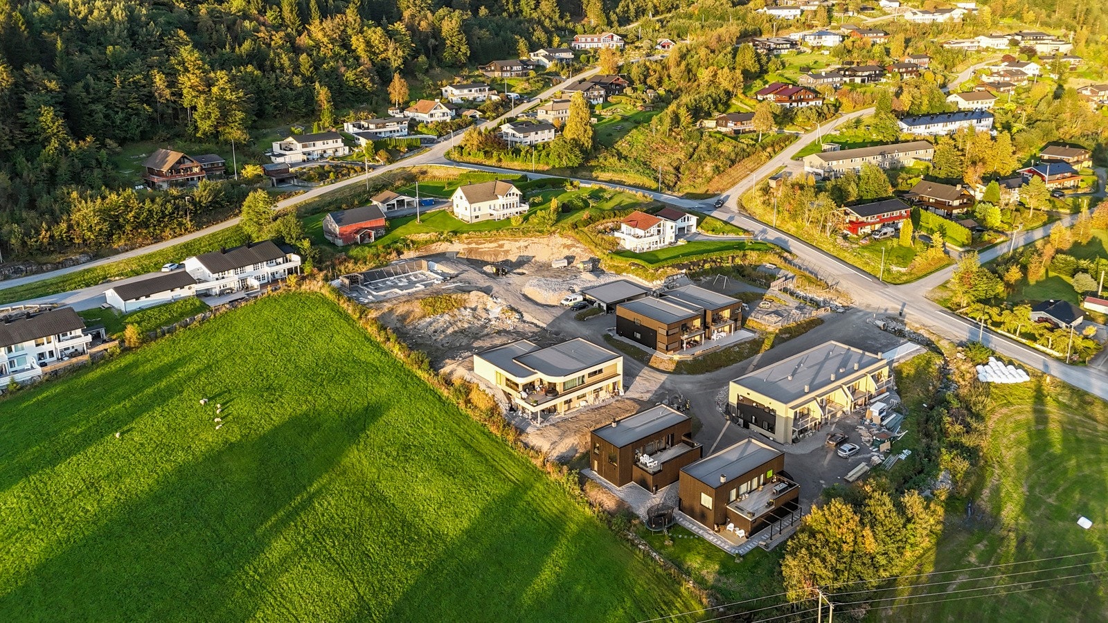 Fra feltet er det kort vei til barneskole, barnehage og Sykkylven sentrum. Galleribilde