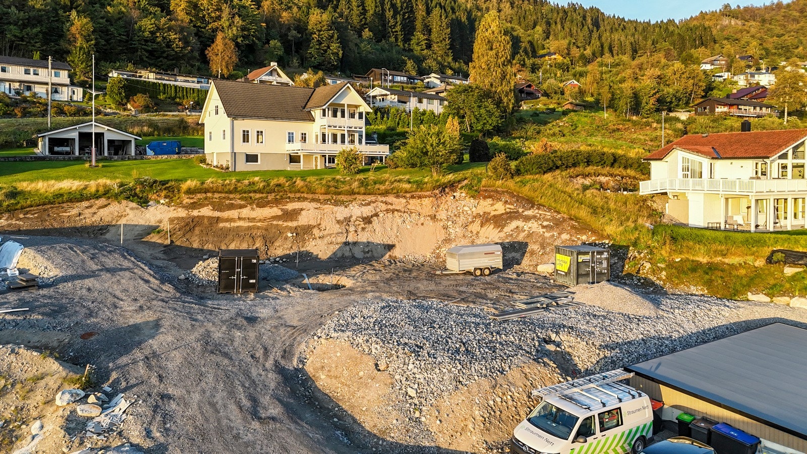 På tomten skal det oppføres en tomannsbolig og carport med tilhørende sportsbod. Galleribilde