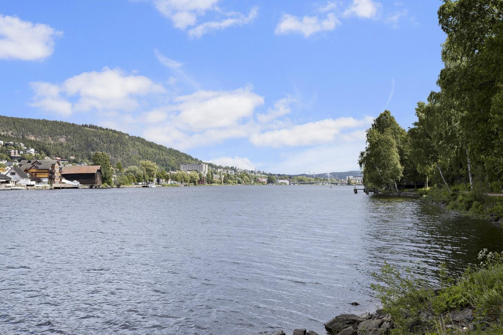 Den vakre elvepromenaden Galleribilde