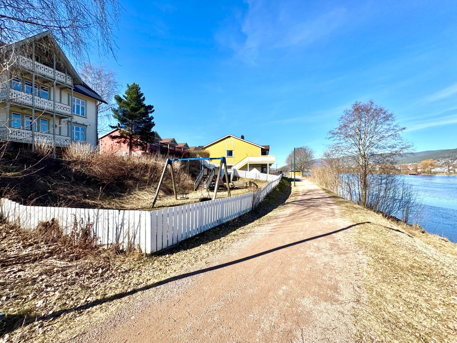 Liten lekeplass like nedenfor Galleribilde