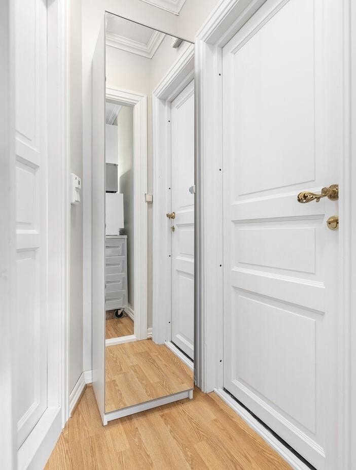 Entré med garderobe Galleribilde
