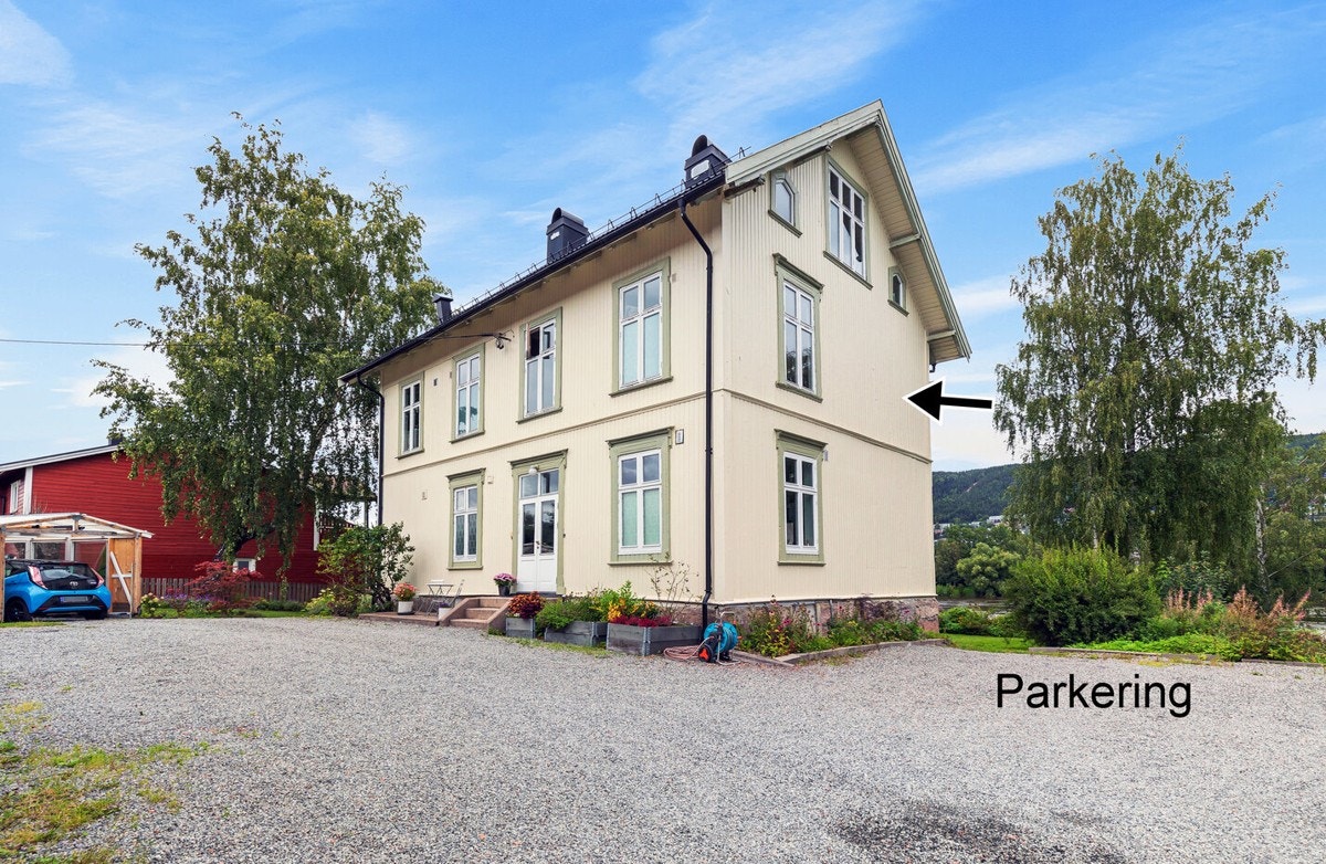 Bebyggelsen er stilfull og er verneverdig | egen parkeringsplass i felles gårdsplass Galleribilde