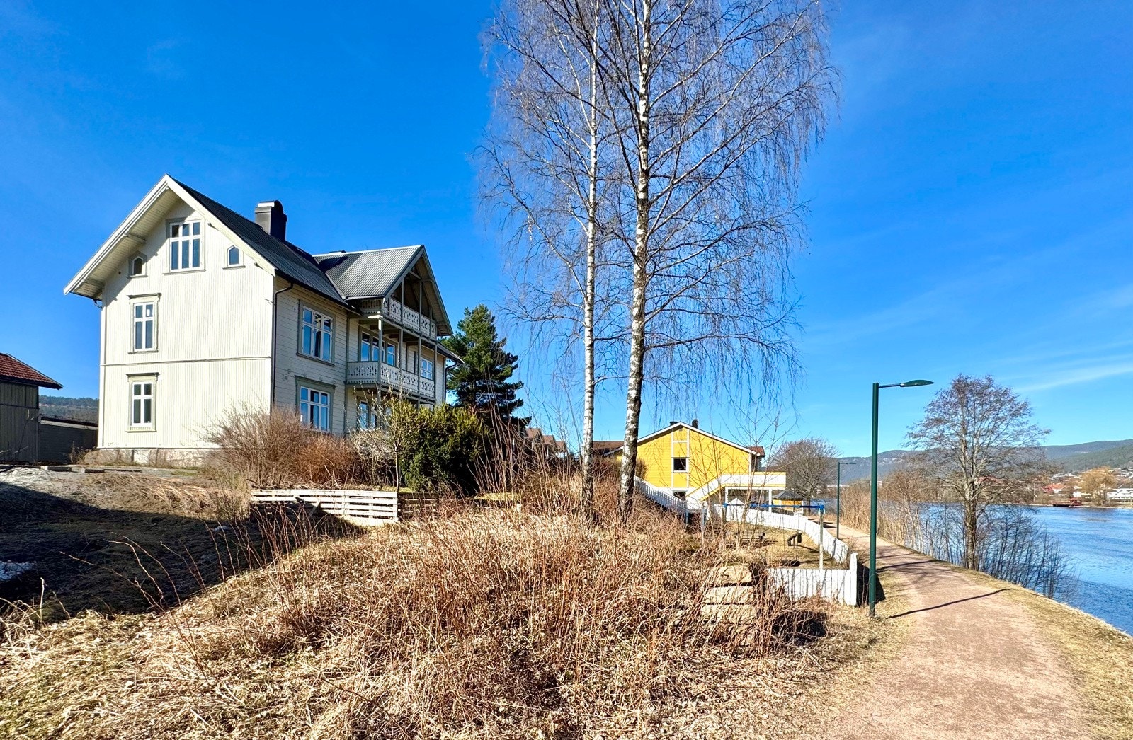 Sjarmerende selveierleilighet i 5-mannsbolig med stor gårdsplass og hage | egen parkeringsplass | koselig elveutsikt Galleribilde