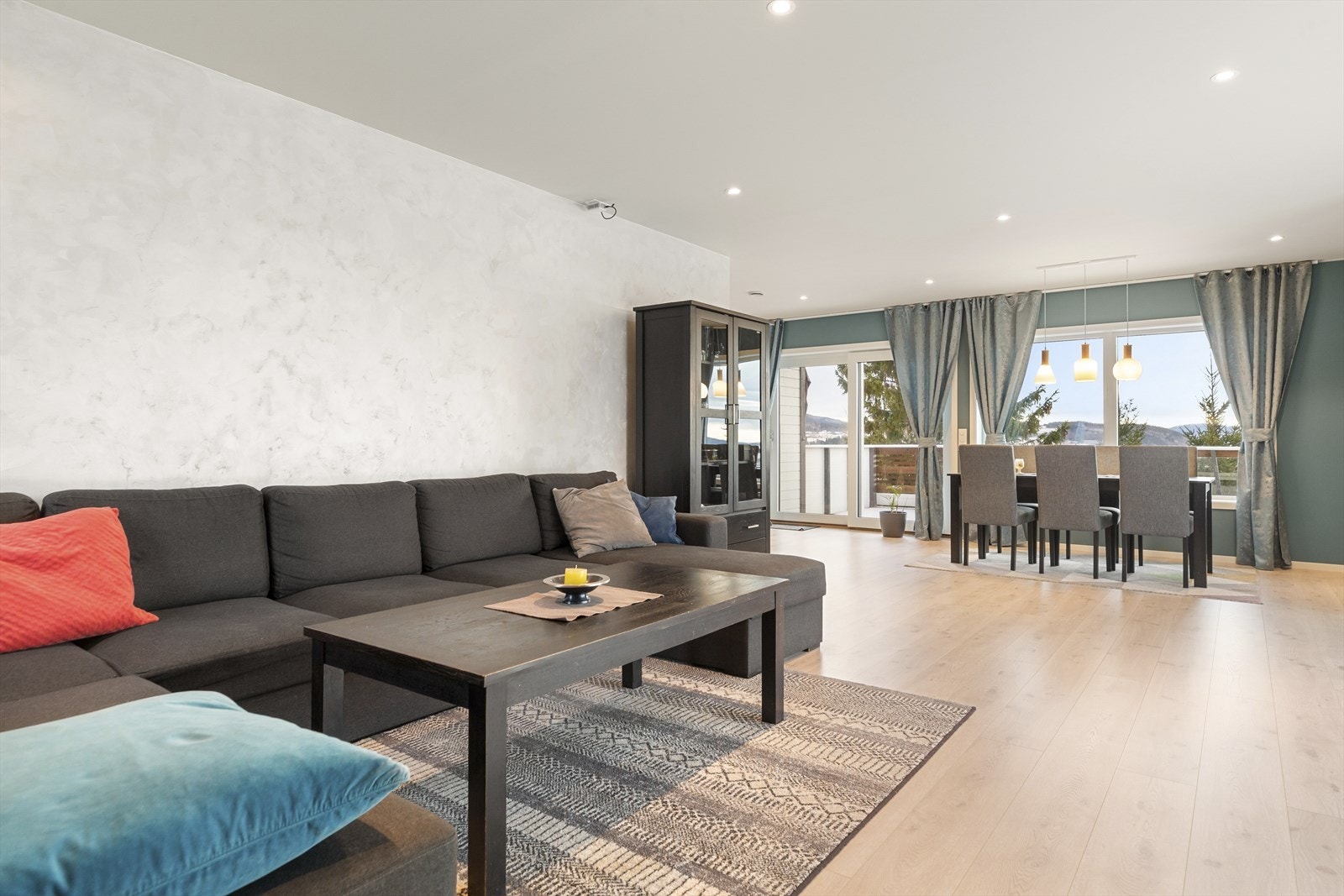 Stueløsningen i 1. etasjen strekker seg over hele 47 m². Galleribilde