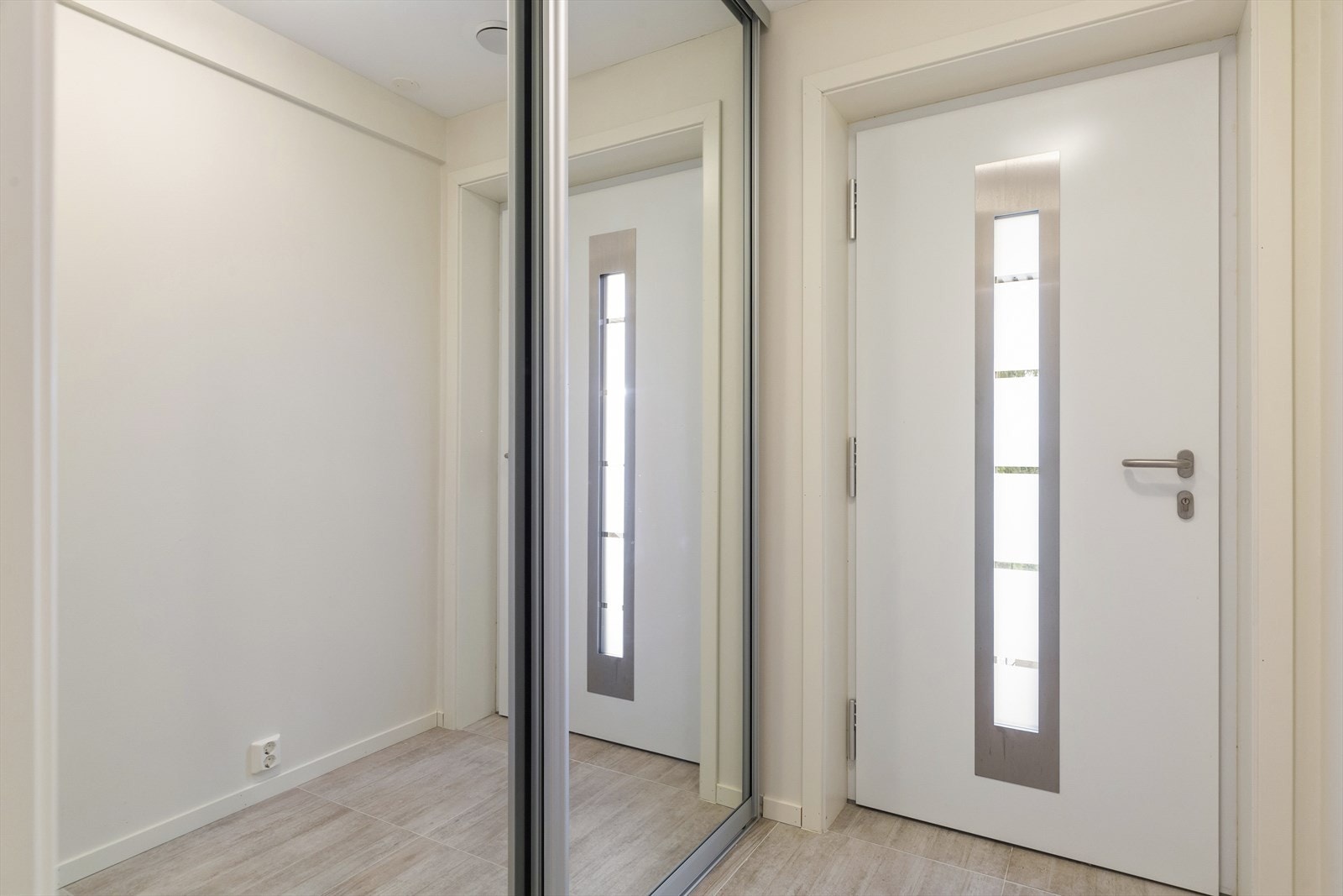 I entreen er det etablert en stor skyvedørsgarderobe med speilfronter som medfølger handelen. Galleribilde