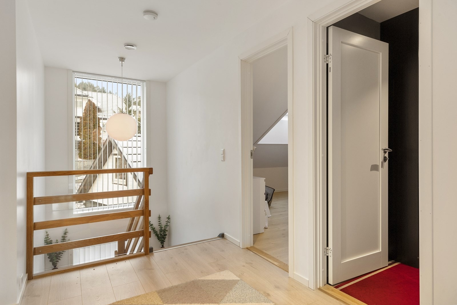 Vel oppe i loftsetasjen er det tre soverom, et baderom og et omkledningsrom. Galleribilde