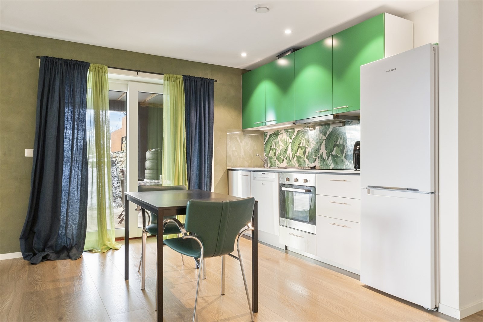 Leiligheten er utstyrt med stor stue-og kjøkkenløsning, baderom og to soverom. Galleribilde