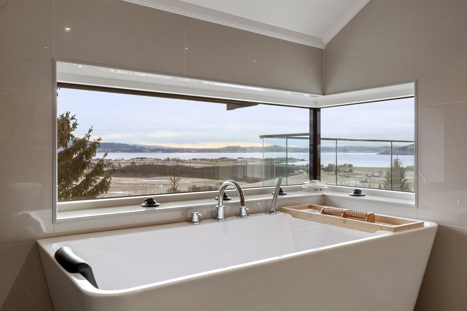 Under vinduet er det plassert et stort badekar. Galleribilde