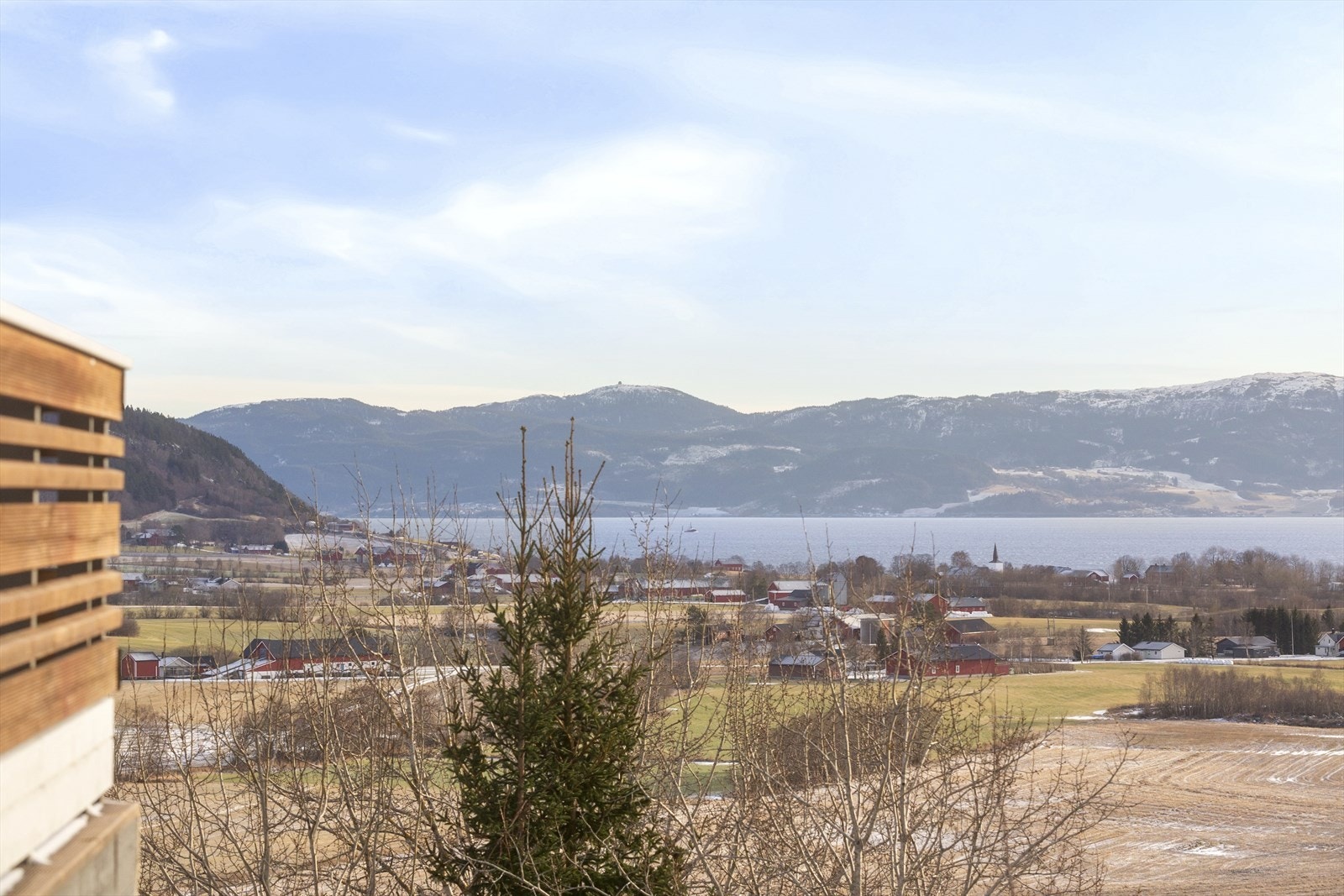 Flott utsikt over Stadsbygd og fjorden. Galleribilde