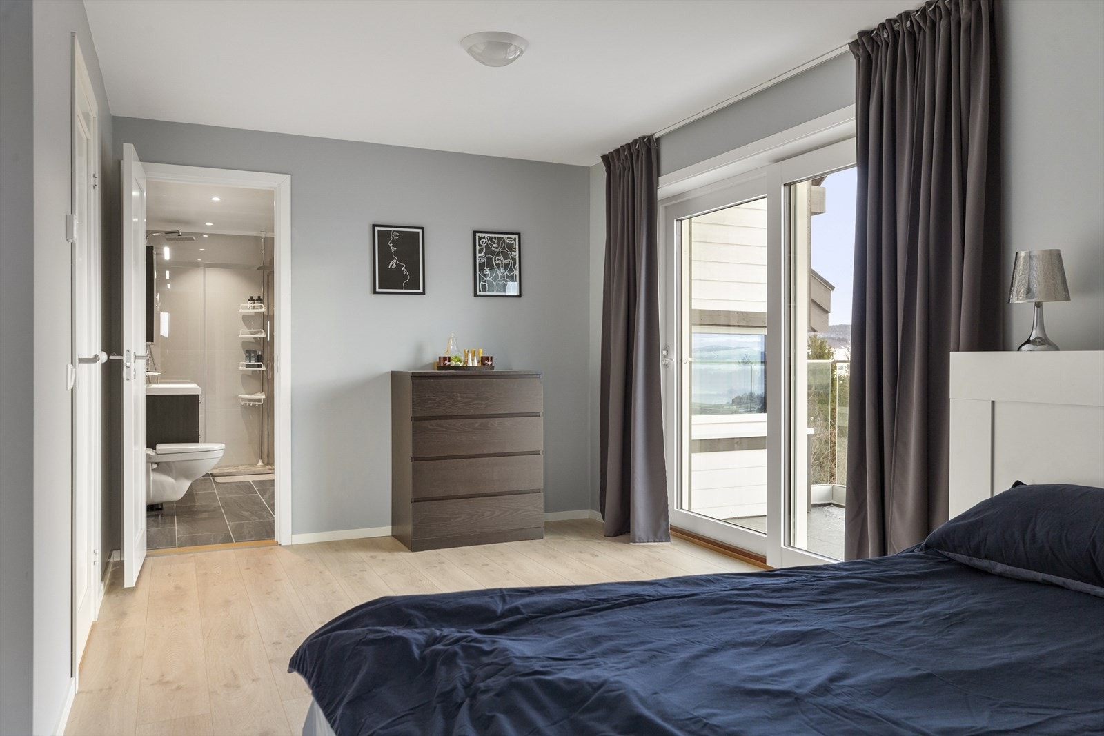 Videre fra soverommet er det inngang til et baderom. Galleribilde