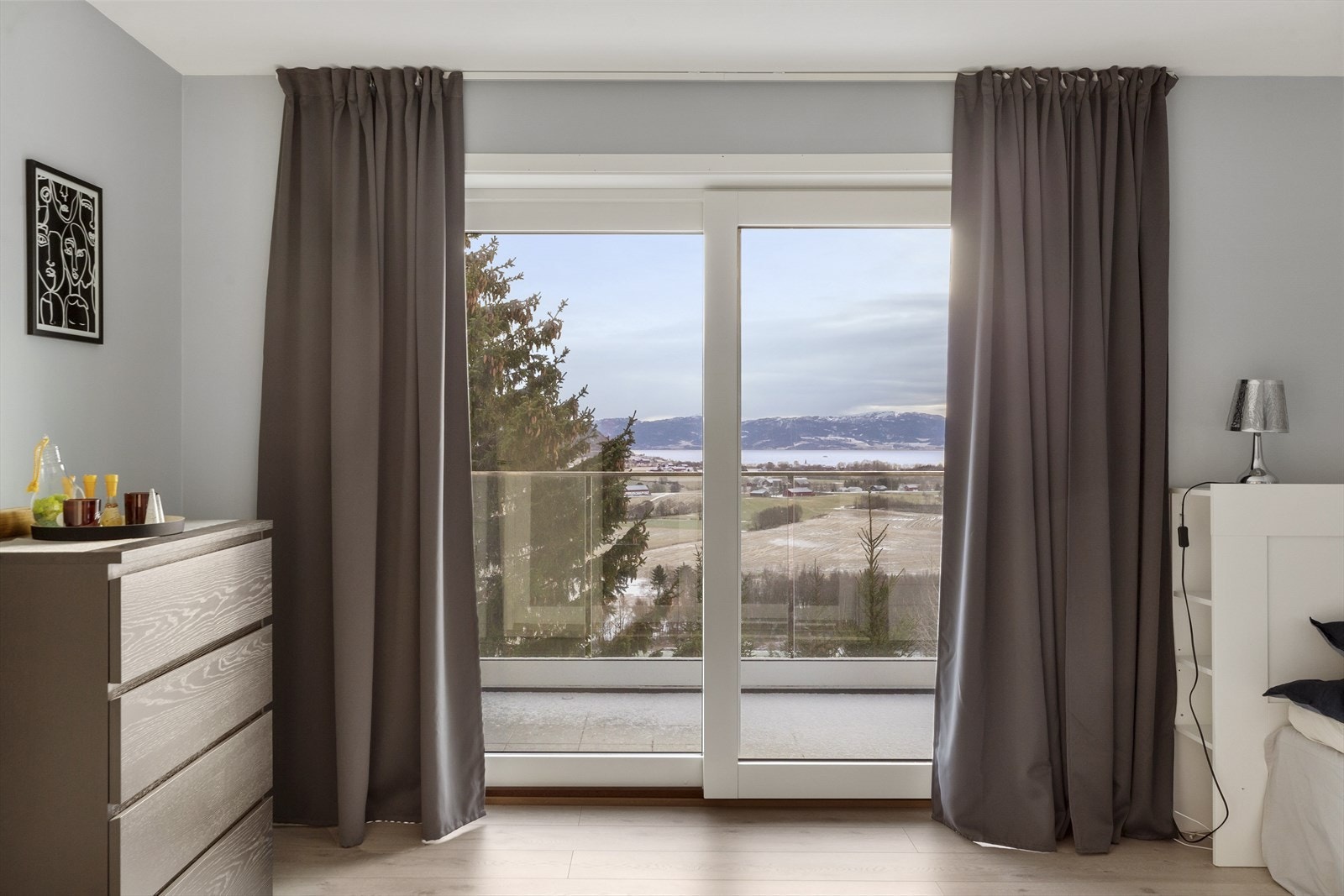 Rommet har rause vindusflater i to himmelretninger. Galleribilde