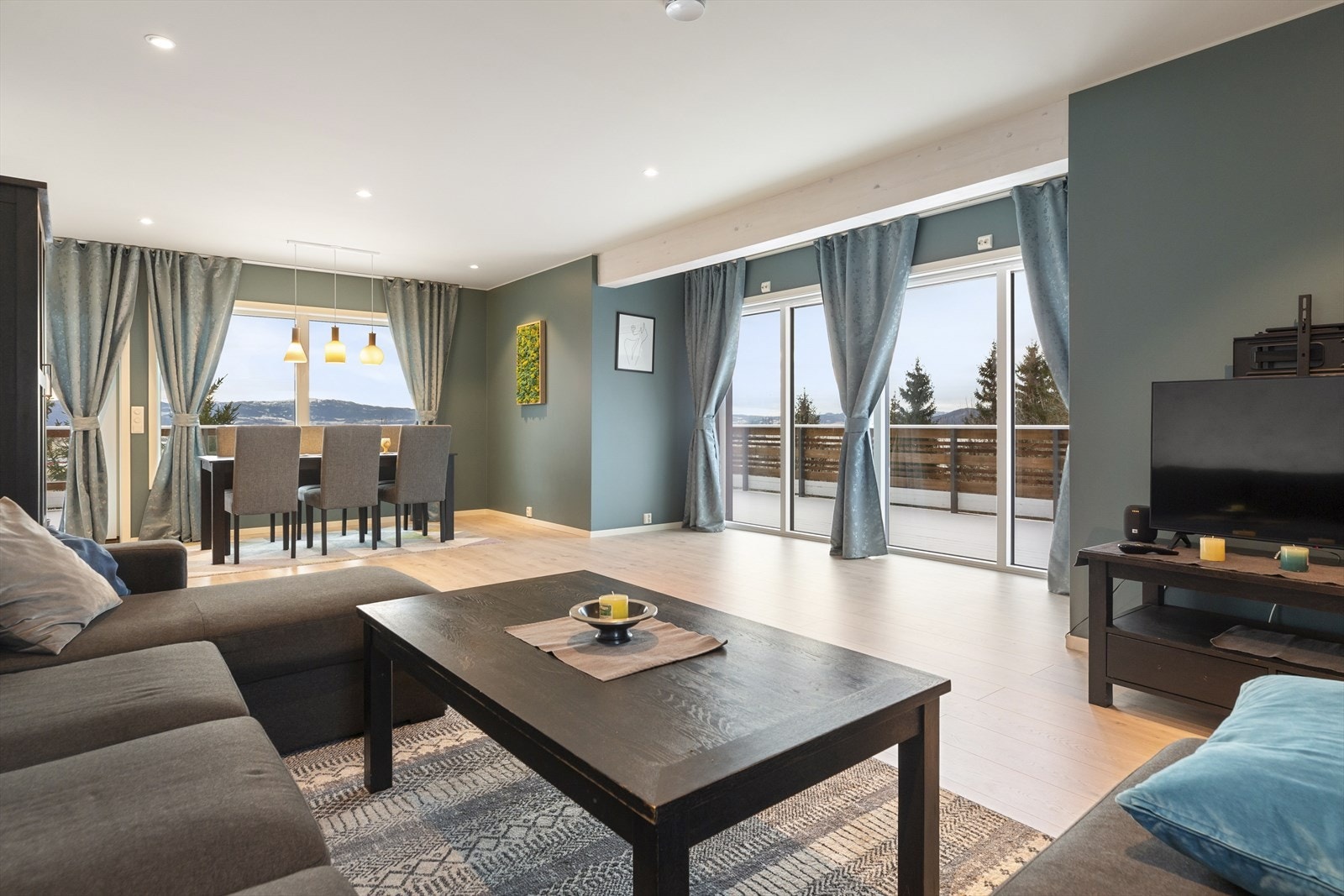 Rommet har rause vindusflater i tre himmelretninger som gir rikelig med naturlig dagslys. Galleribilde