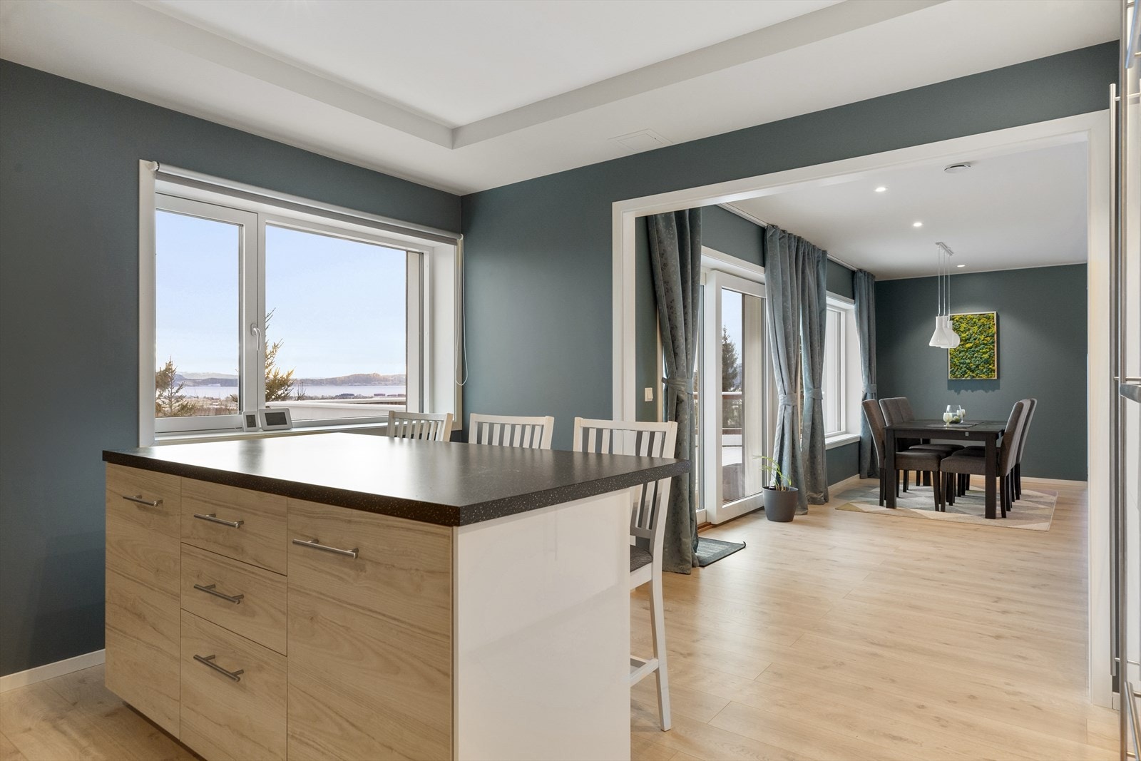 Det er også en kjøkkenøy med barløsning. Galleribilde