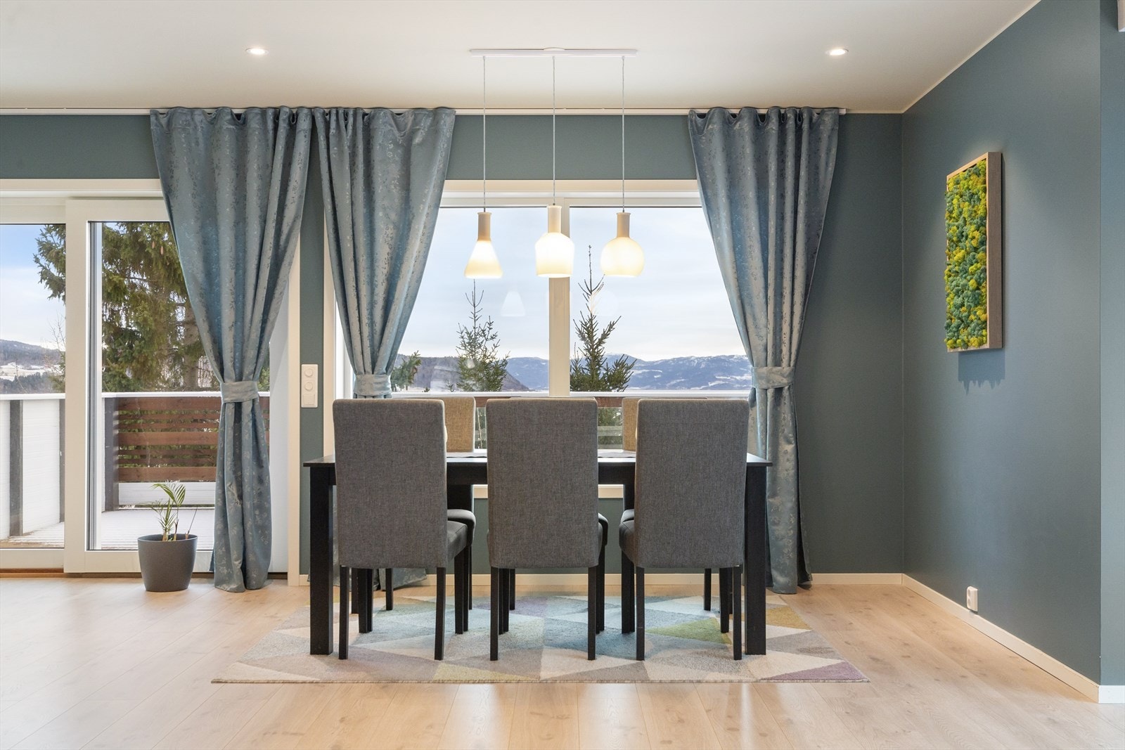 Stuens utforming gjør det enkelt å innrede med ulike oppholdssoner. Galleribilde