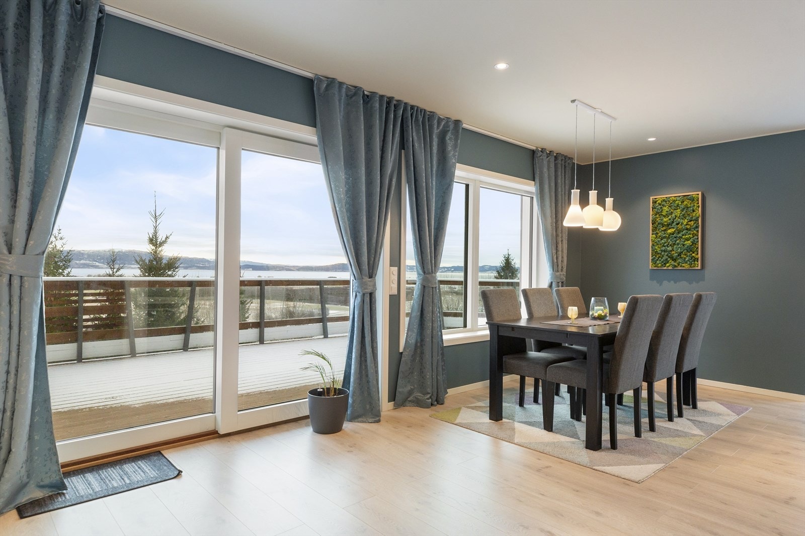 Fra stuen er det utgang til en stor terrasse. Galleribilde