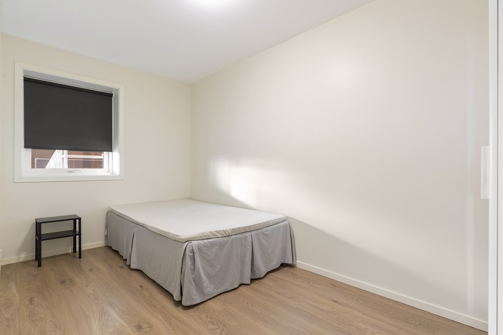 Rommene har god plass til stor seng og annet ønsket møblement. Galleribilde