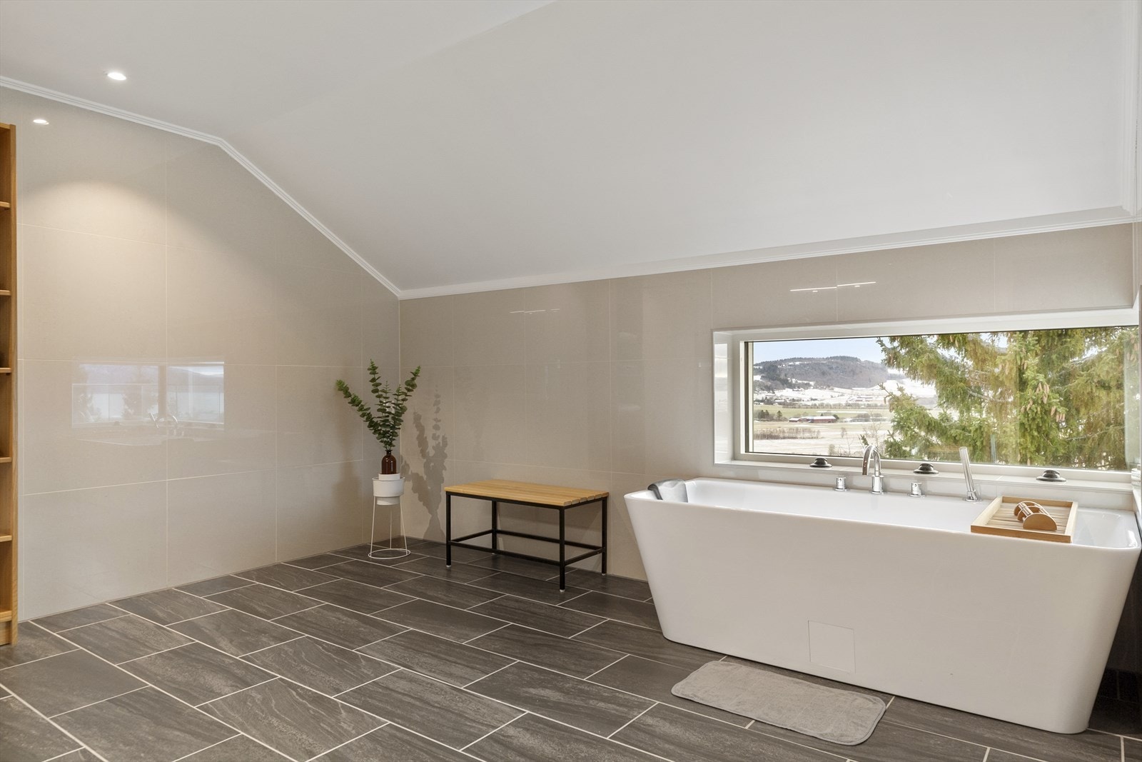 Videre er baderommet utstyrt med dusjhjørne, vegghengt toalett og baderomsinnredning. Galleribilde