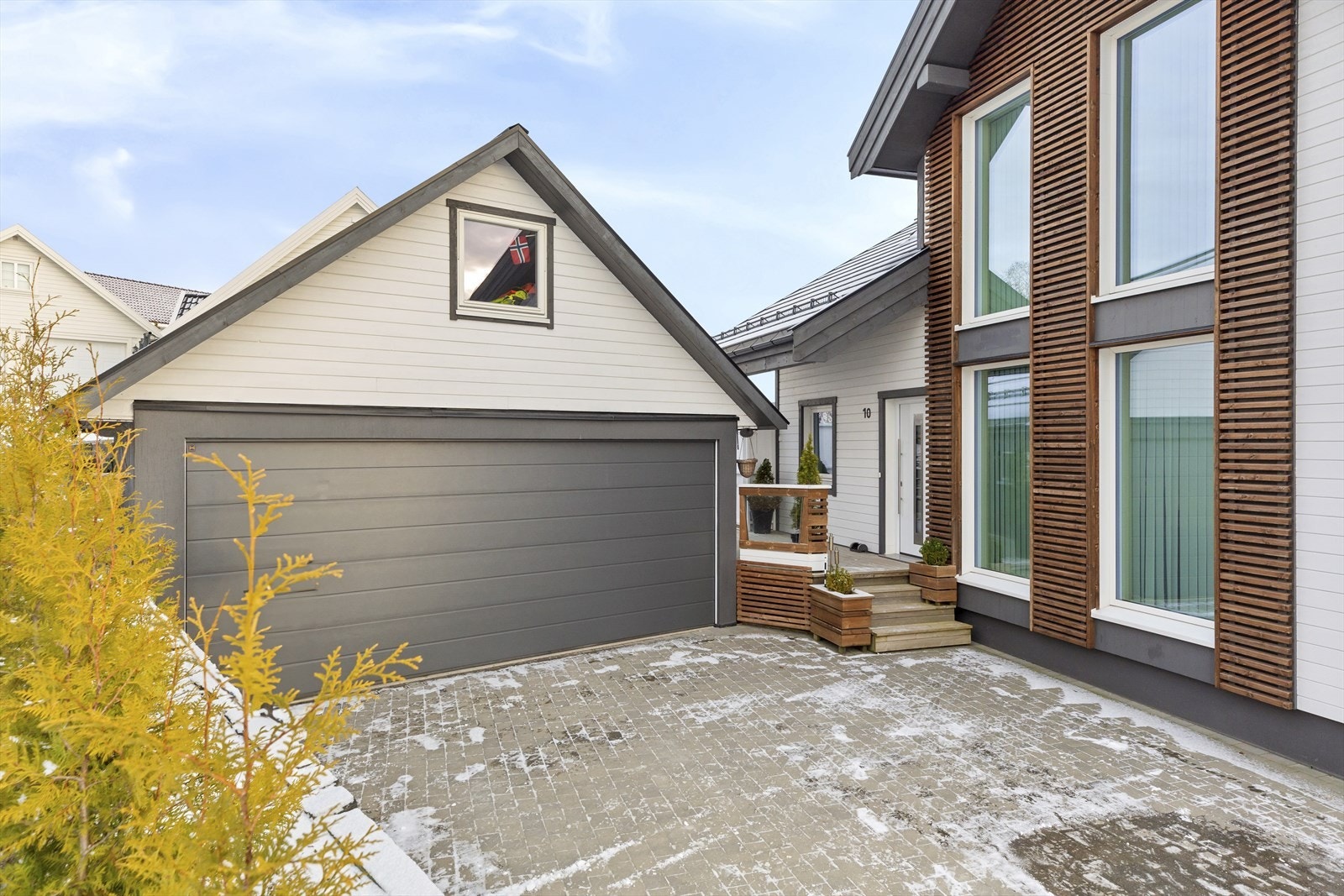 Over garasjen er det et loft som gir rikelig med plass til oppbevaring. Galleribilde