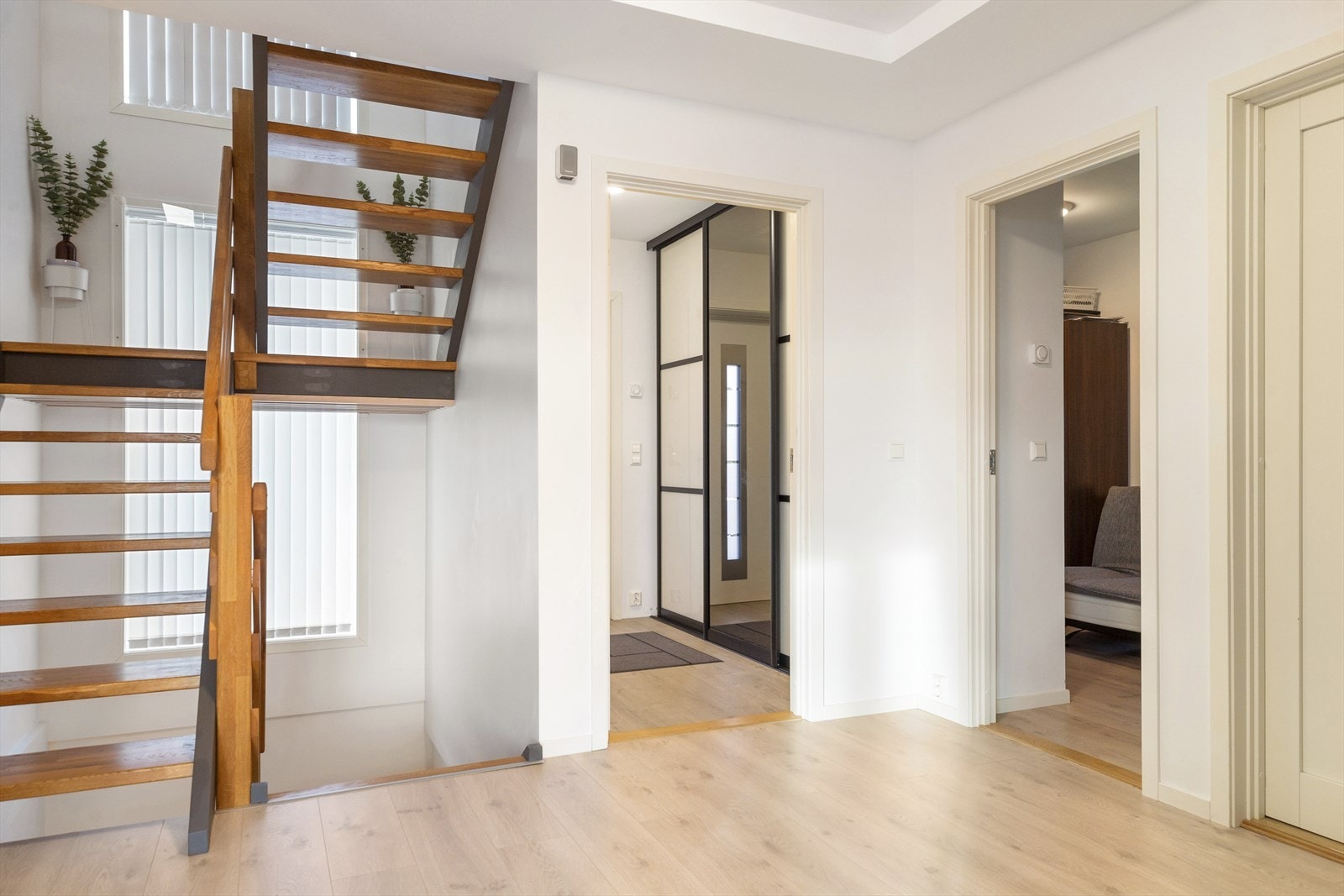 Flott trapperom som praktisk knytter boligen sammen. Galleribilde