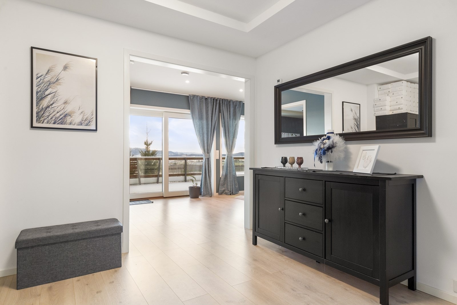 Videre består 1. etasjen av en gang, baderom, entré og et soverom. Galleribilde