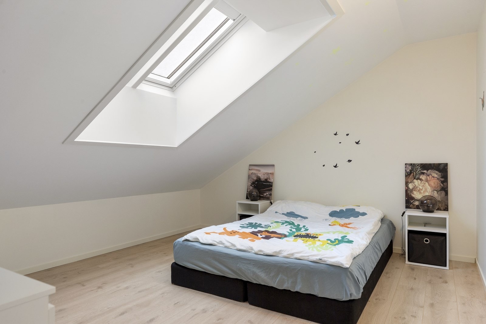 Loftsetasjen består av ytterligere to soverom på henholdsvis 14 og 13 m². Galleribilde