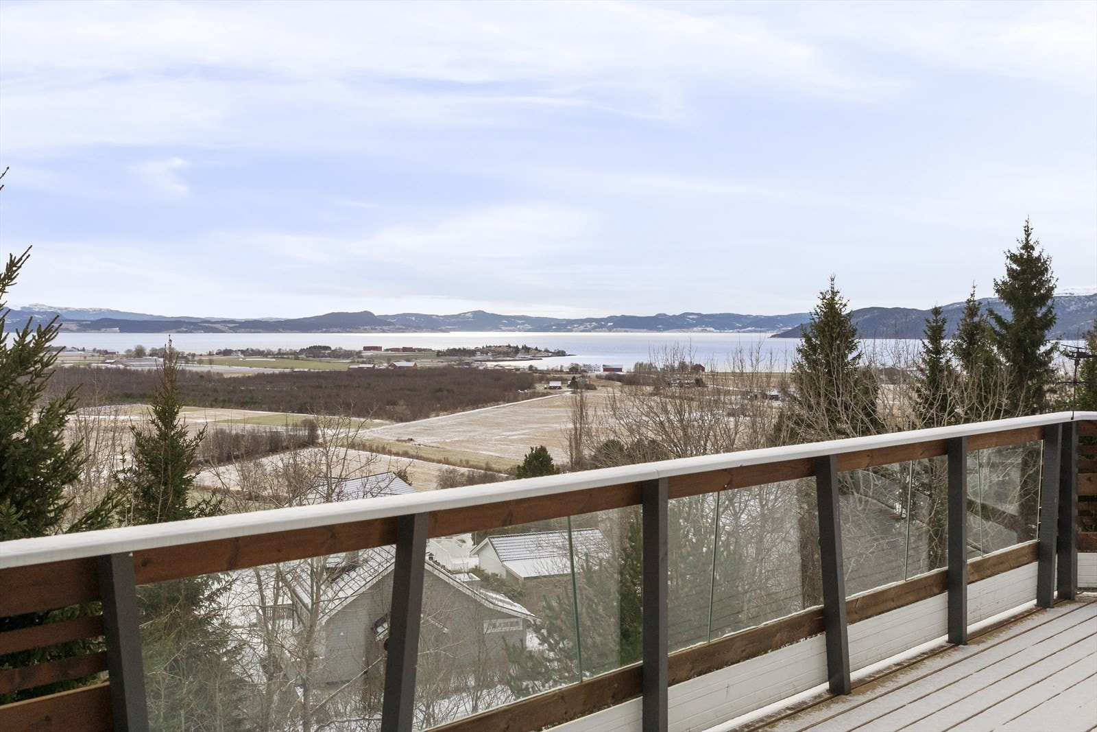 Terrassen strekker seg over gode 64 m² og har flott utsikt. Galleribilde