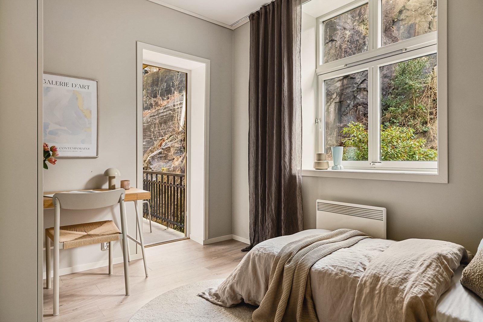 - Leiligheten ble pusset opp i 2018, og kan skilte med svært god planløsning, god takhøyde og en hyggelig liten balkong - Galleribilde