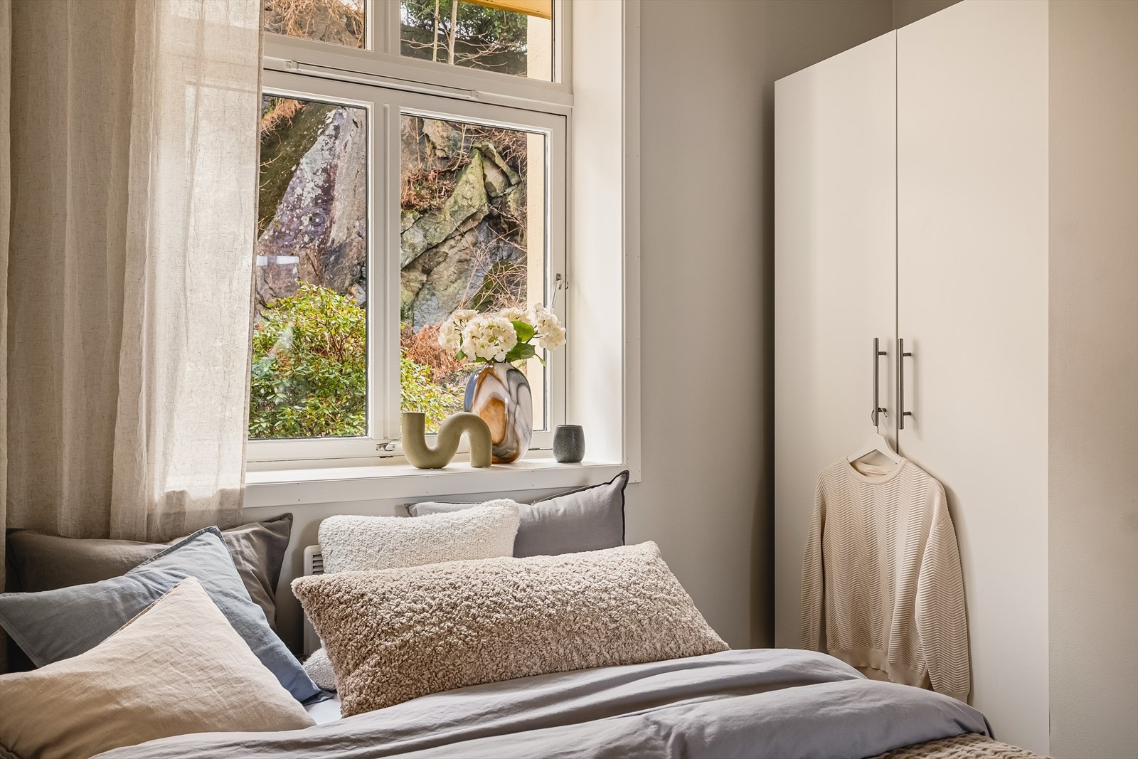 - Soverommet ligger usjenert til, med vindu mot bakgården/balkongen - Galleribilde