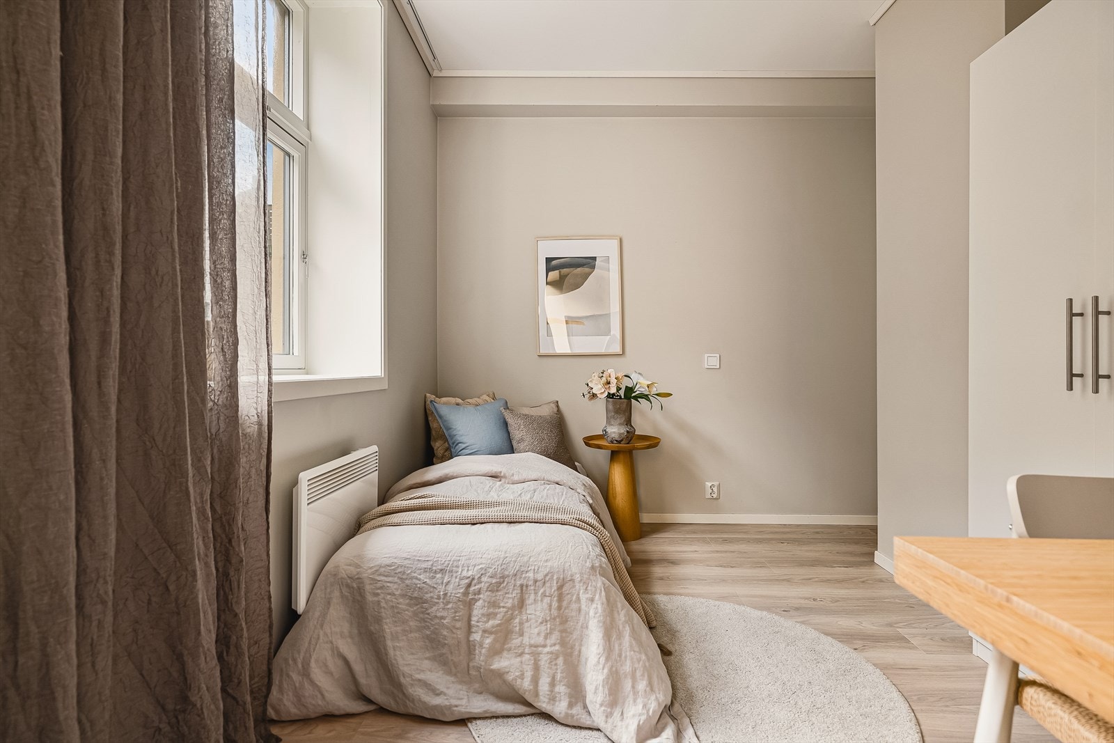 - Romslig soverom på 9,6 m² med god takhøyde og generøse vindusflater - Galleribilde