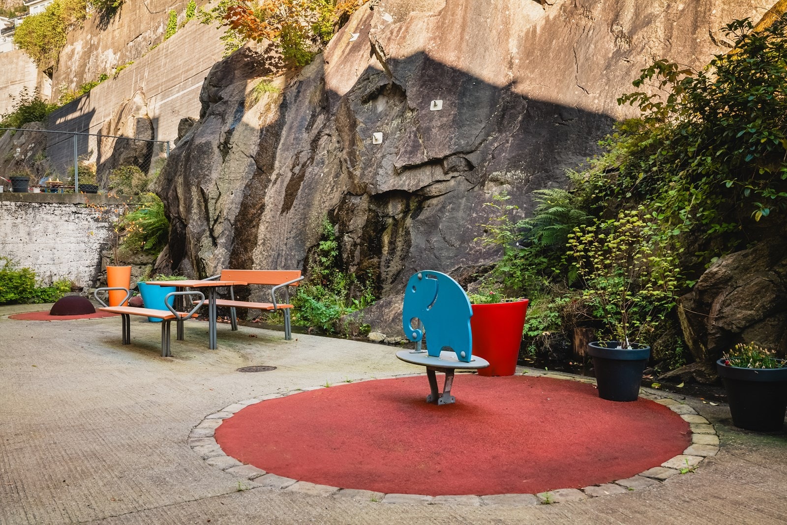 - Borettslaget har en koselig bakgård pent opparbeidet med sittegruppe og lekeapparat for de yngste - Galleribilde