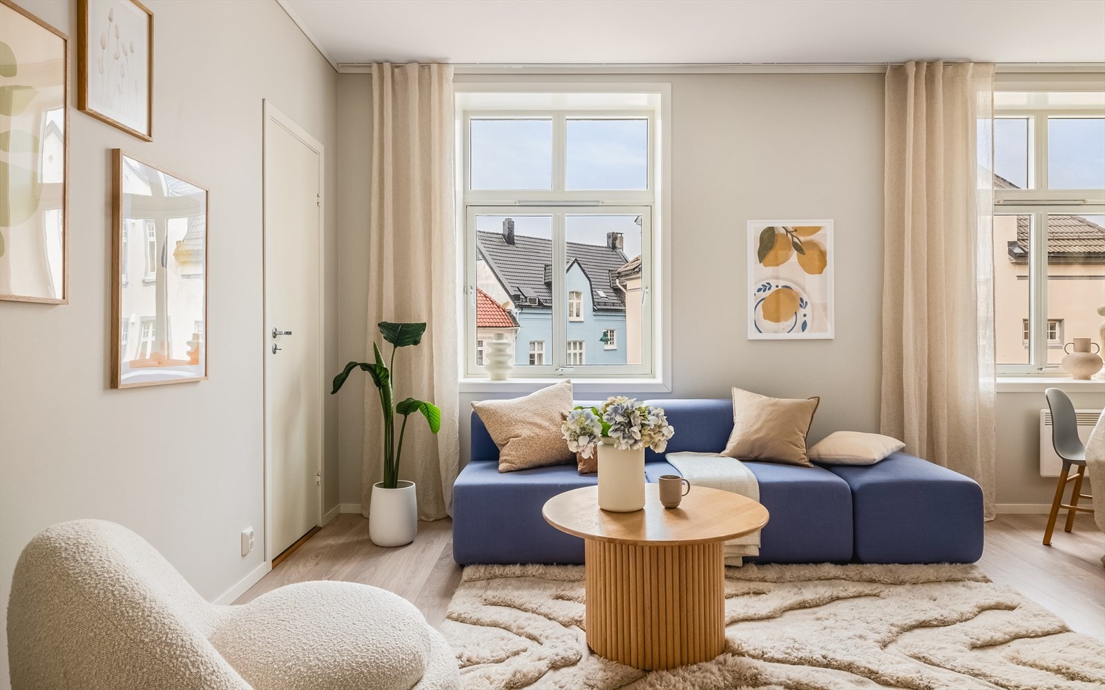 - Velkommen til denne nydelige treromsleiligheten i beste Sandviken! - Galleribilde