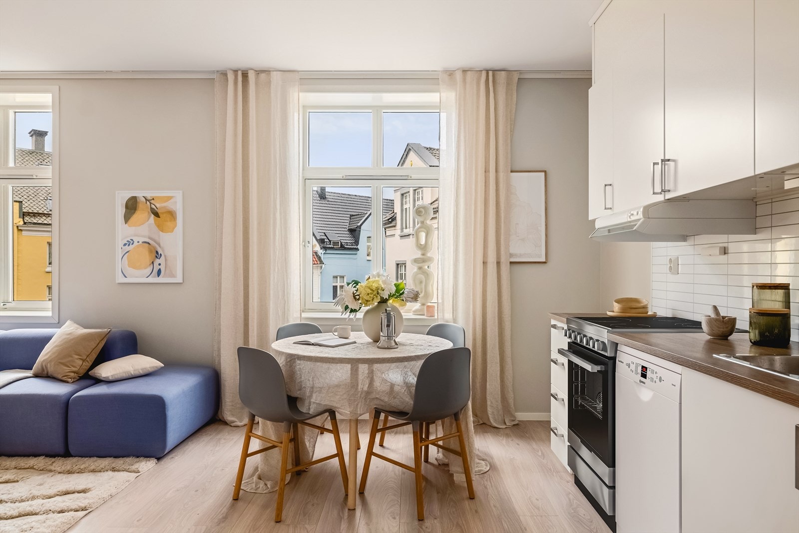 - Store vindusflater slipper inn rikelig med verdifullt dagslys - Galleribilde