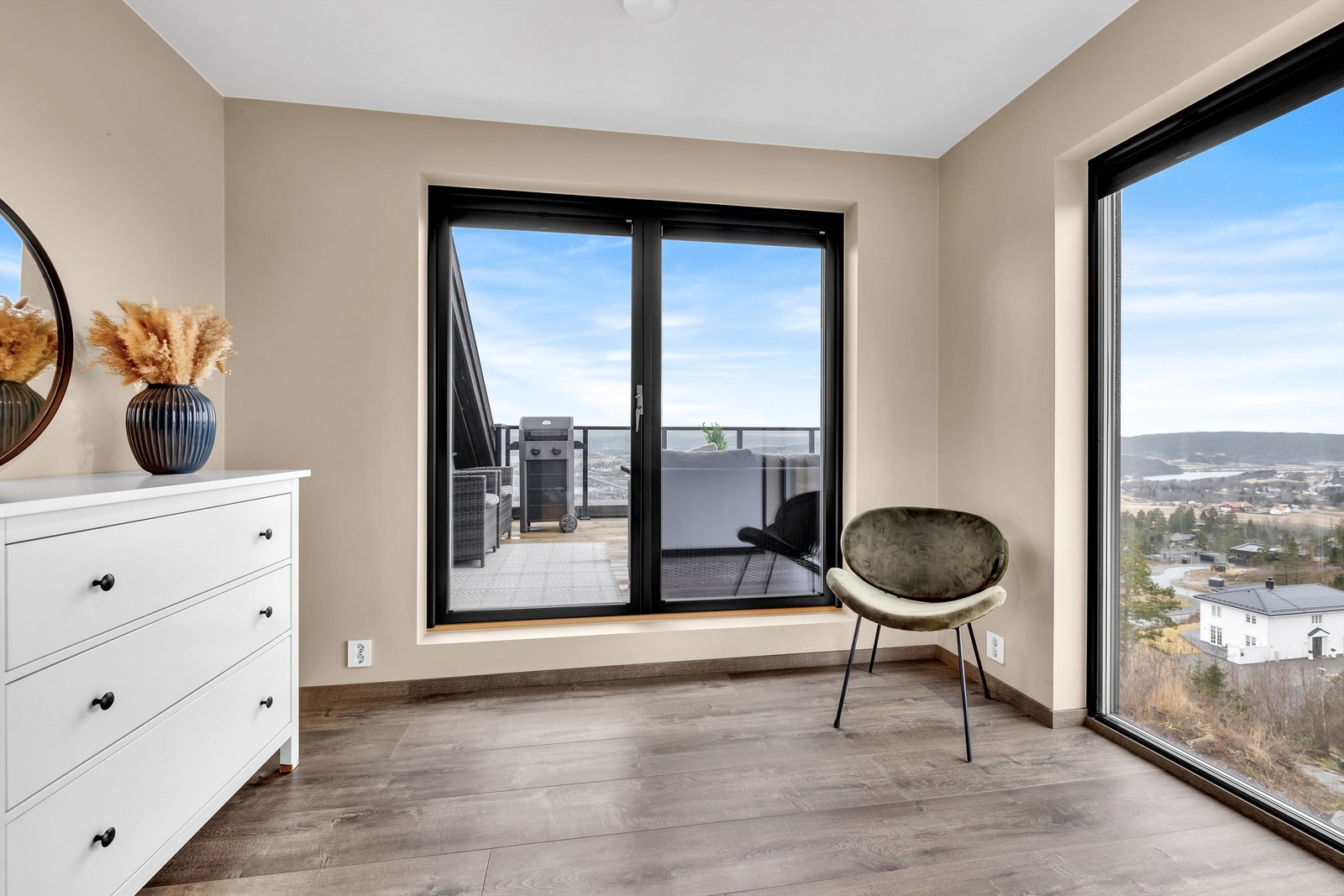 Loftstue med utgang til takterrasse Galleribilde