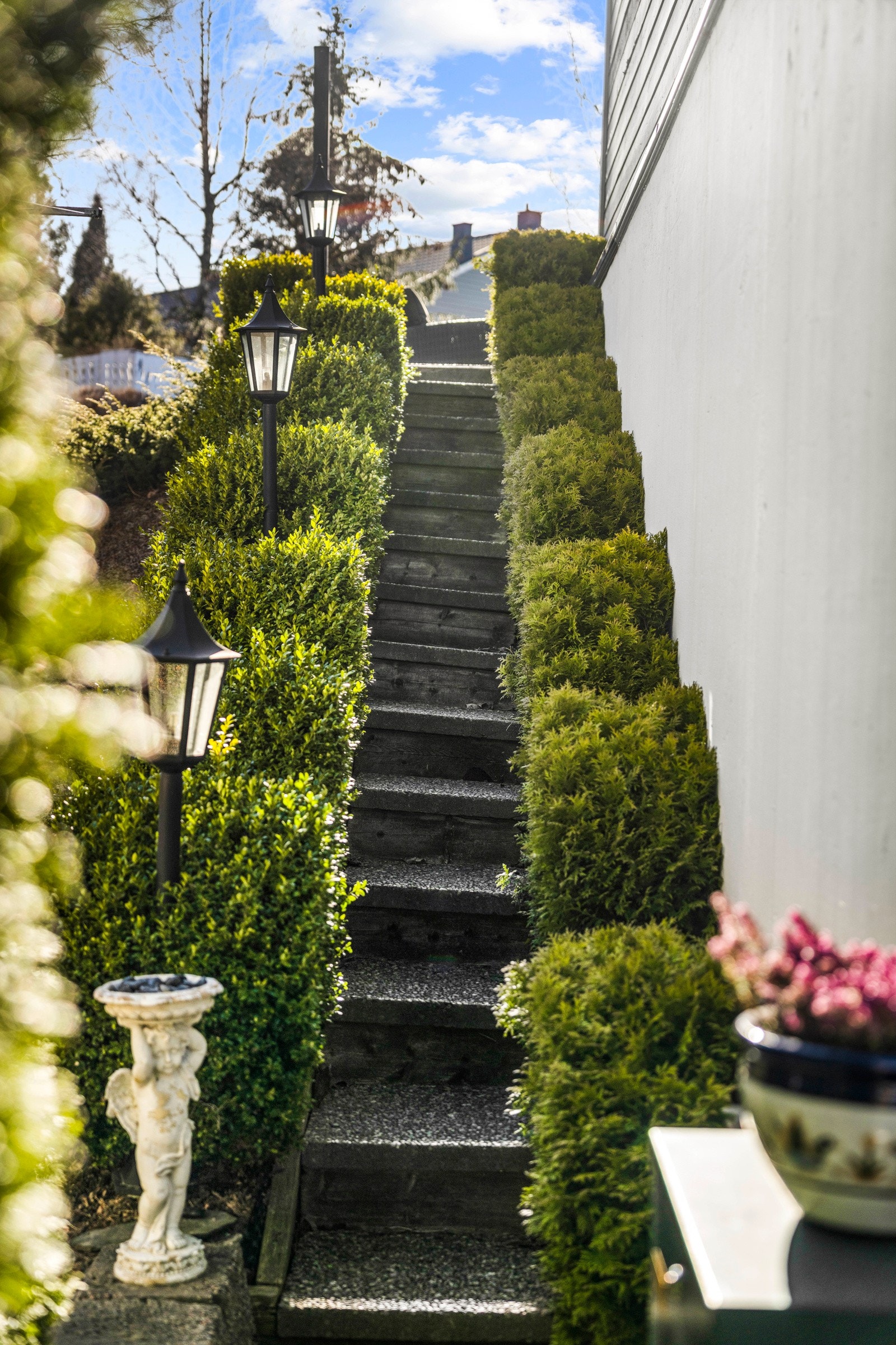 Enderekkehus sikrer en romslig hage og enkel, direkte adkomst til boligens lune bakside - perfekt for både lek og avslapning. Galleribilde