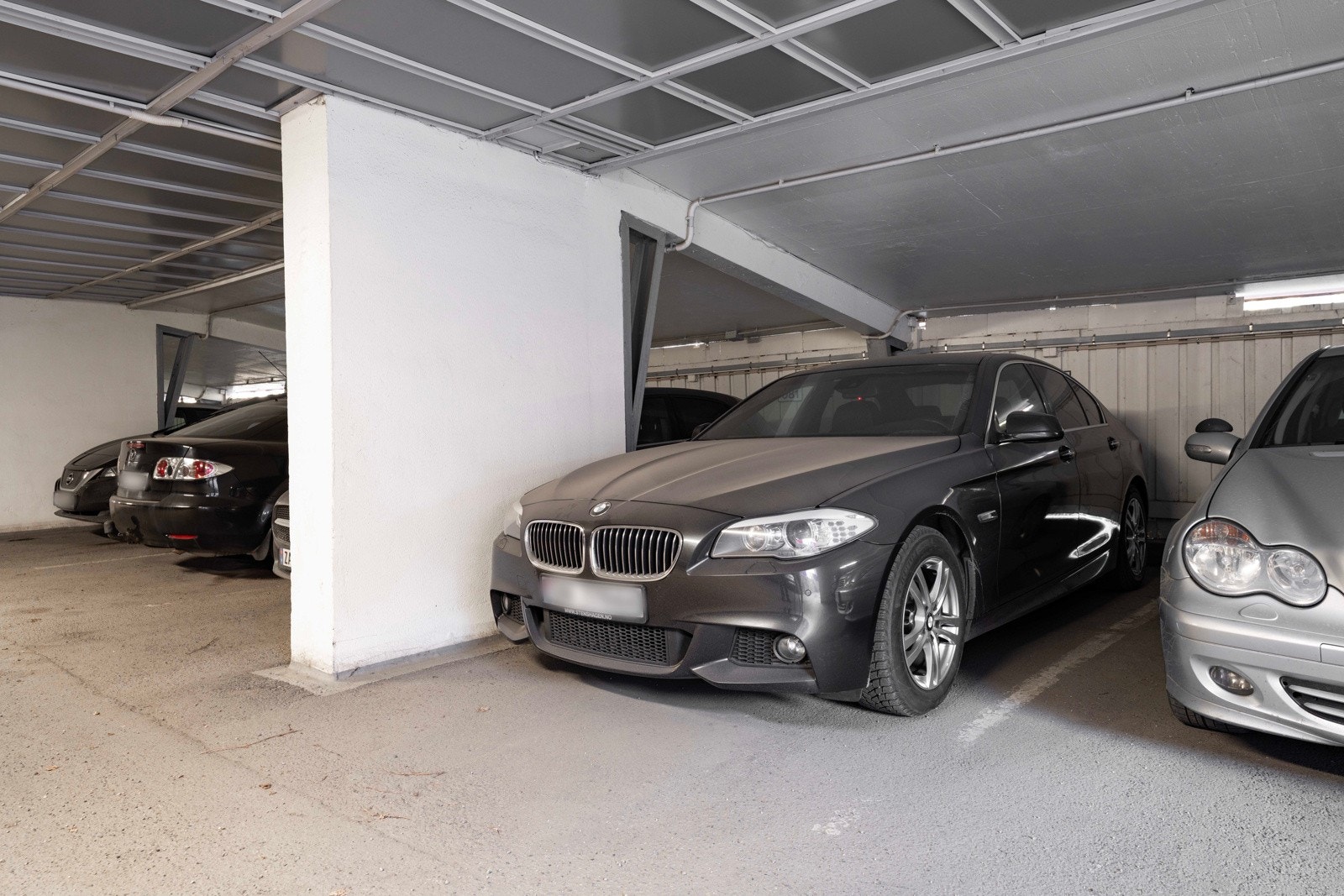 Boligen disponerer en fast plass i lukket garasjeanlegg, hvor det også er tilrettelagt for installasjon av elbillader Galleribilde