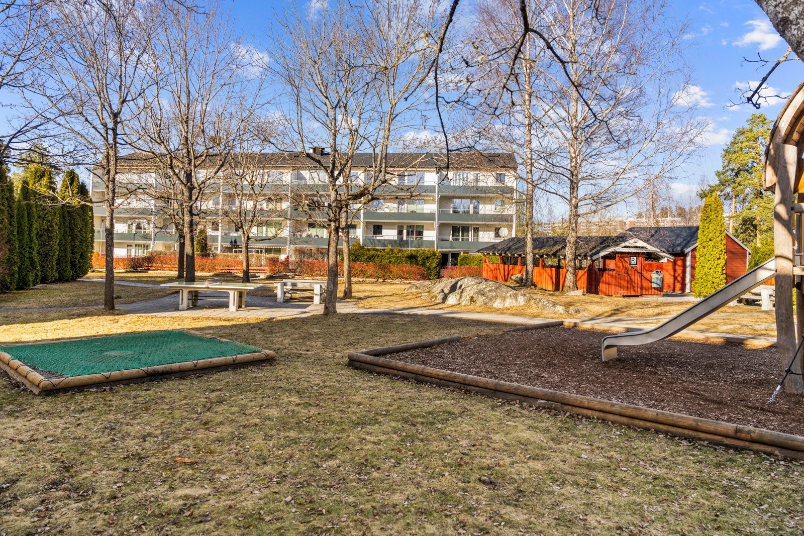 Borettslaget har flere hyggelige sitteplasser og trygge lekeområder - perfekt for både småbarnsfamilier og sosiale nabomøter. Galleribilde