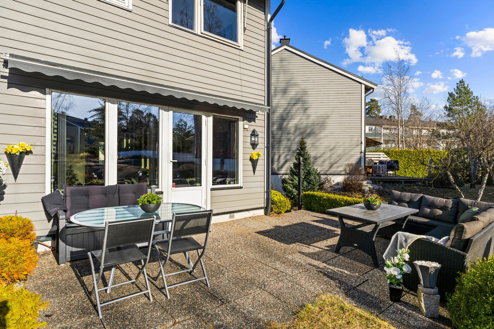 Enderekkehus fordelt over 3 plan med stort sydvestvendt hageparti og terrasse! Galleribilde