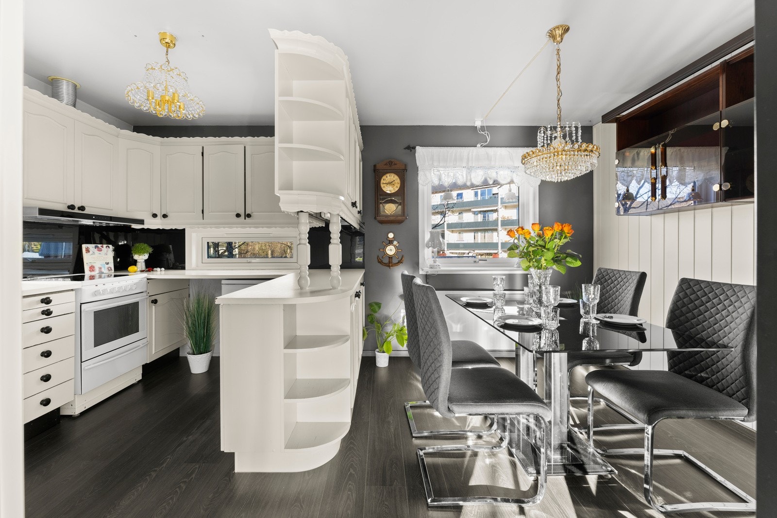 Te for to eller middag for mange. Gode smaker møter nye venner. Det begynner på kjøkkenet. Med friske råvarer, en klype inspirasjon og en smule tålmodighet. Krydder etter smak. Galleribilde