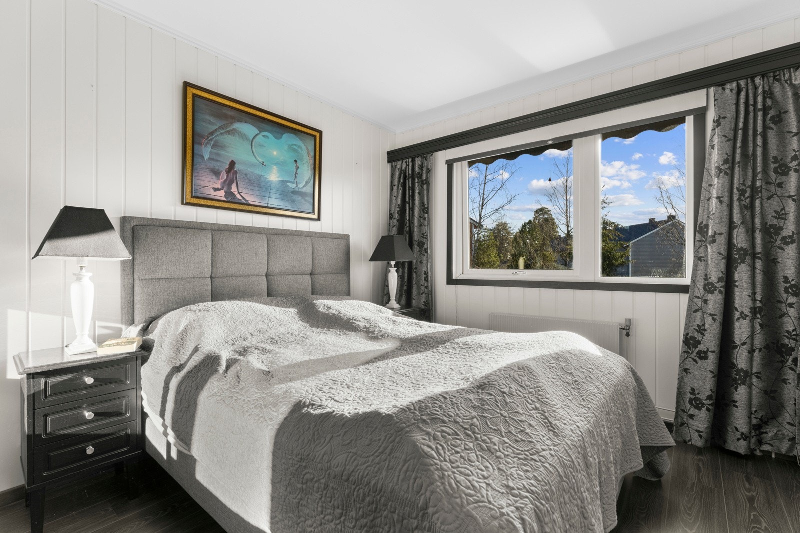 Med fire lune og innbydende soverom - ett i første etasje og tre i tredje - er det god plass til både familie og gjester. Galleribilde