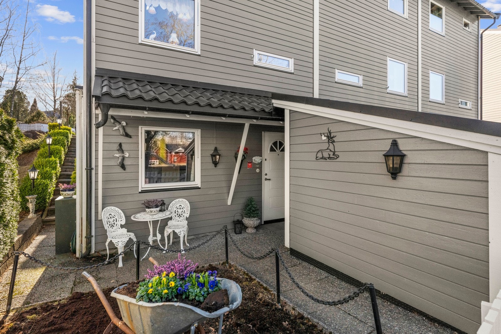 Boligen har en attraktiv beliggenhet som sikrer sol hele dagen. På fremsiden kan du nyte morgensolen med en kopp kaffe i hånden - en perfekt start på dagen. Galleribilde