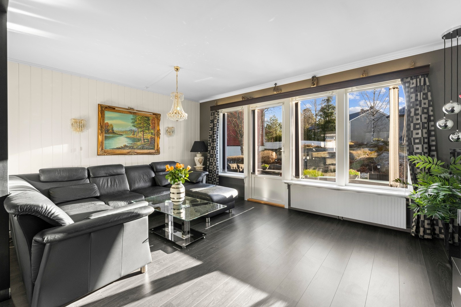 Romslig stue med gode vindusflater som sikrer rikelig med naturlig lysinnslipp! Galleribilde