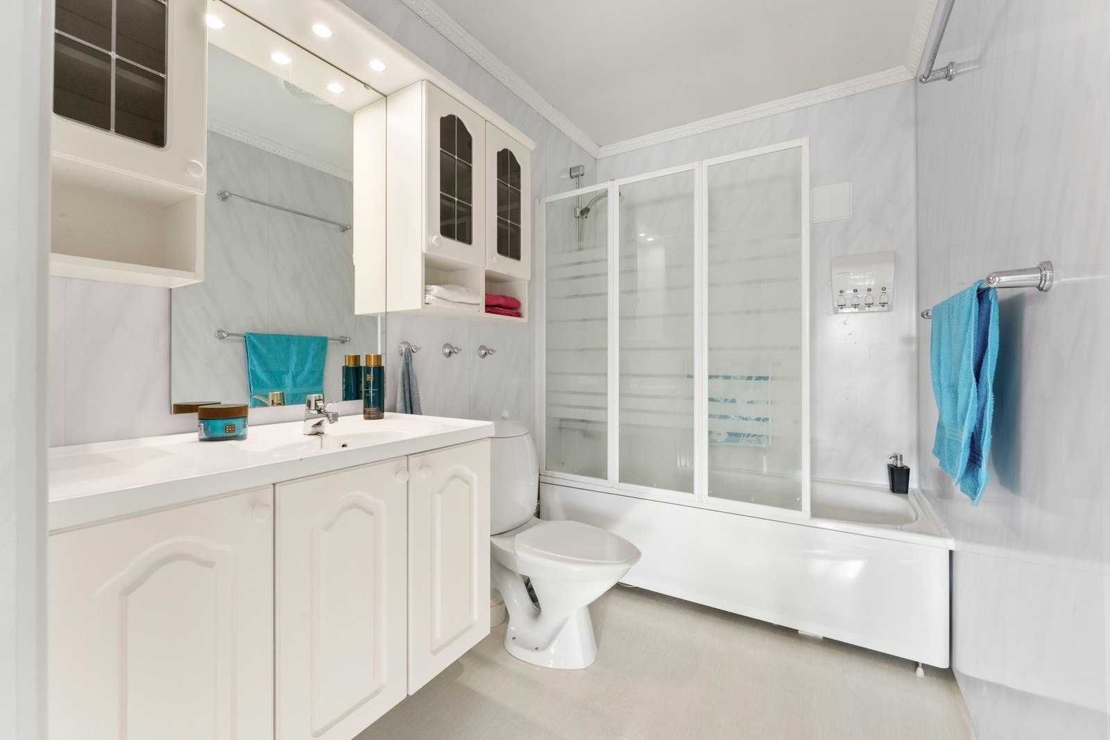 Badet i 3.etg. fremstår som enkelt og funksjonelt, med eldre standard. Det er innredet med belegg på gulv og våtromsplater på veggene, og har håndvask med underskap og speil, badekar med dusjmulighet samt gulvmontert toalett. Galleribilde