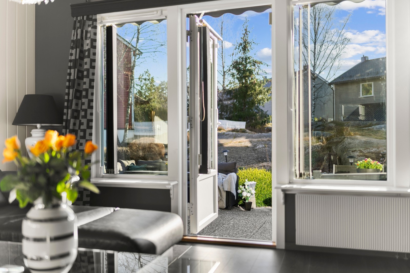 Utgang fra stuen til sydvestvendt hageparti og terrasse på hele 17m²! Galleribilde