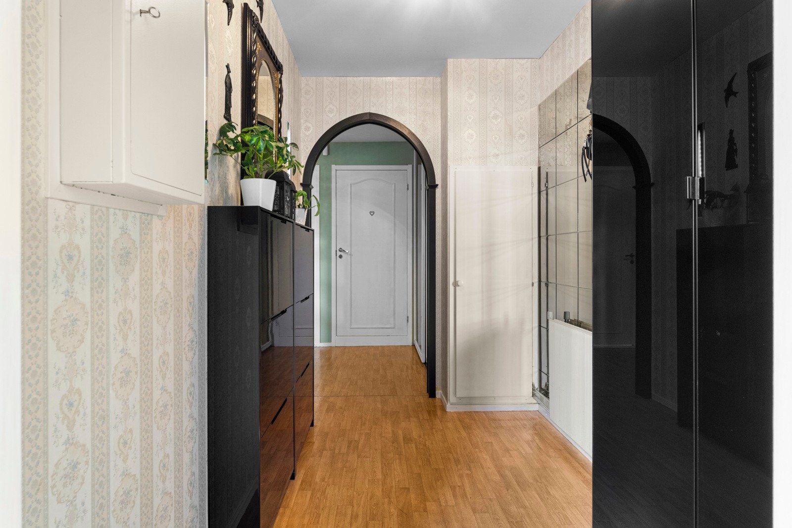 Inngang, utgang, oppgang, entrè... Et sted og sette fra seg paraplyen, rette litt på sveisen og glede seg til å gå ut. Eller bli invitert inn. Førsteinntrykket som skaper forventninger. Galleribilde